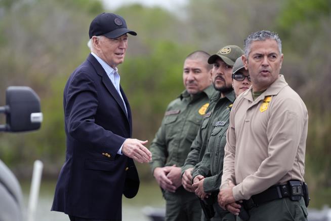 With Both at Border, Biden Dares Trump to Collaborate