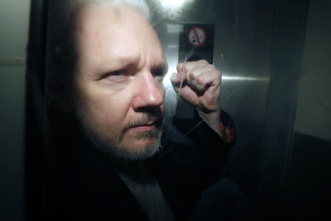 UK Judges Stall Assange's Extradition to US