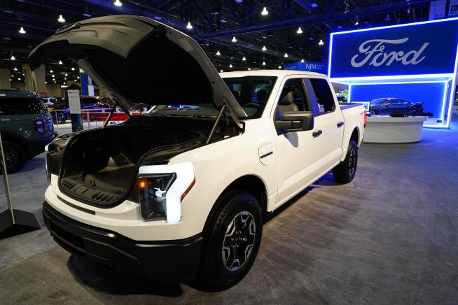 With EV Sales Stalling, Ford Delays New Pickup, Jumbo SUV