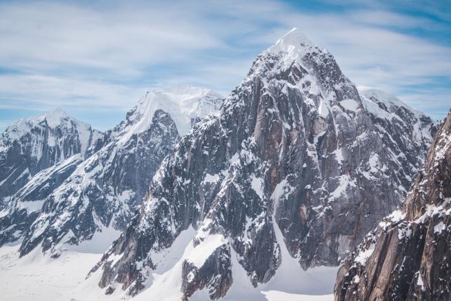 Roped Climbers Fall 1K Feet in Alaska, Killing One of Them