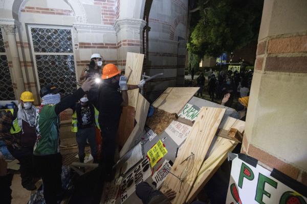 Police Start Breaking Up UCLA Encampment