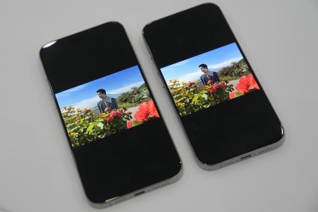 Some iPhone Users Saw Deleted Photos Reappear