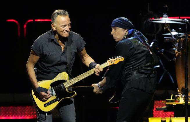 Doctors Advise Springsteen to Take a Break