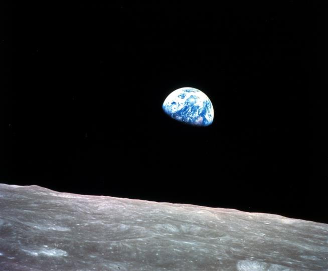 Astronaut Who Took 'Earthrise' Pic Dies in Plane Crash