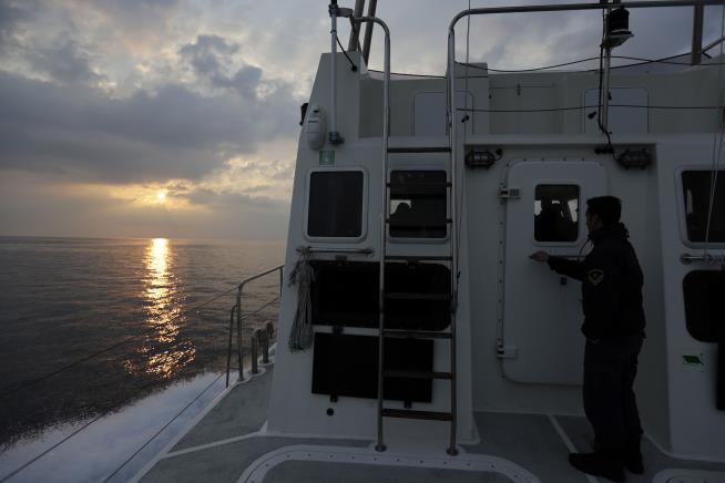 Report: Greek Coast Guard Left Migrants to Die