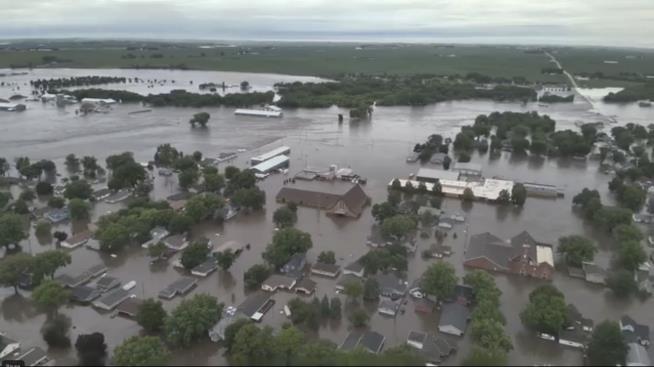 Helicopters Go to Pluck People Off Roofs in Flooded Iowa Town
