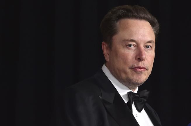 Within Hour of Gunshots, Musk Picks His 2024 Candidate