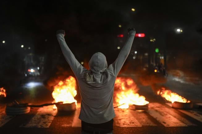 Venezuelans Walk Miles to Presidential Palace in Protest