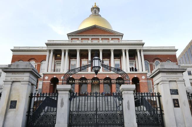 Massachusetts Mandates Pay Transparency for Larger Employers