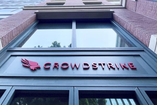 CrowdStrike President Personally Accepts 'Most Epic Fail' Award