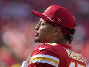 Mahomes Makes Behind-the-Back Pass