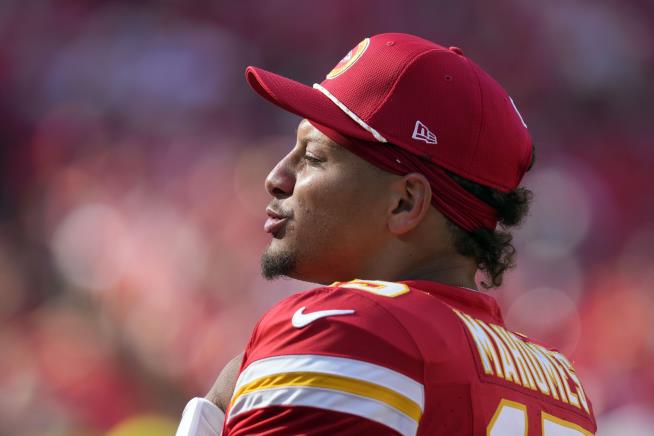 Mahomes Makes Behind-the-Back Pass