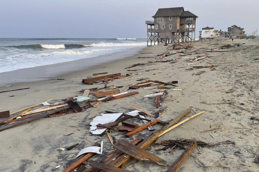 Video shows a house in the Outer Banks falling into the sea