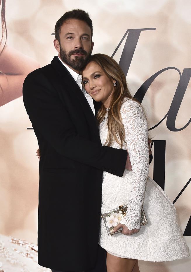 Jennifer Lopez Files for Divorce From Ben Affleck