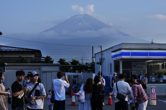 Screen Blocking Iconic View of Mount Fuji Comes Down