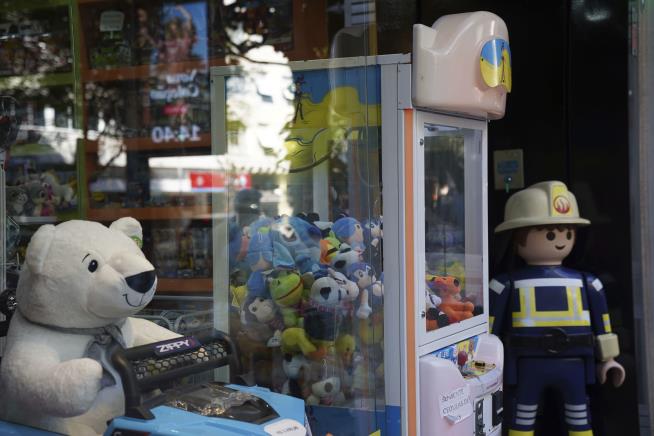 Rio de Janeiro's New Public Enemy: Claw Machines