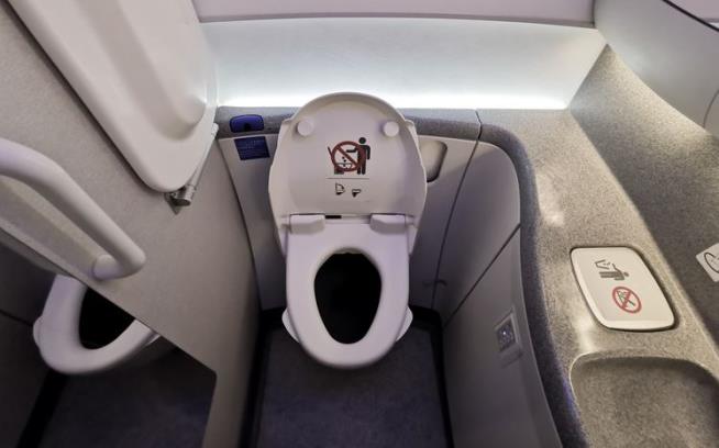 Women Take Crying Toddler in Plane Bathroom, Ignite Furor