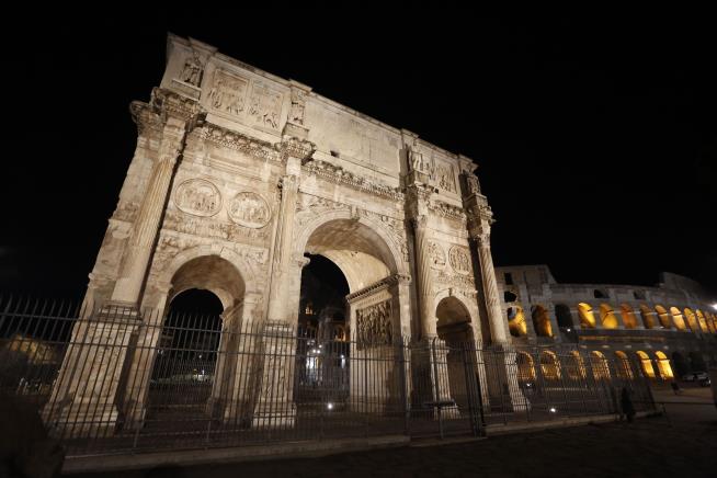 Lightning Strikes Rome's Ancient Constantine Arch