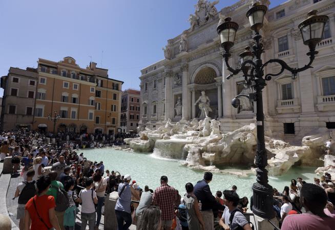 Rome Proposes Fee to Access Trevi Fountain