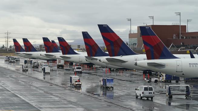 Two Delta Planes Collide on Tarmac at Atlanta Airport