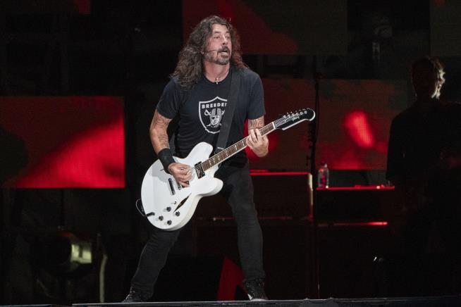 Scammers Try to Make a Buck Off Dave Grohl's Love Child