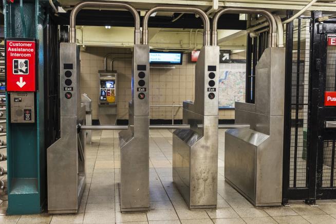 4 Hurt When Cops Shoot at Knife-Wielding Man in NYC Train Station