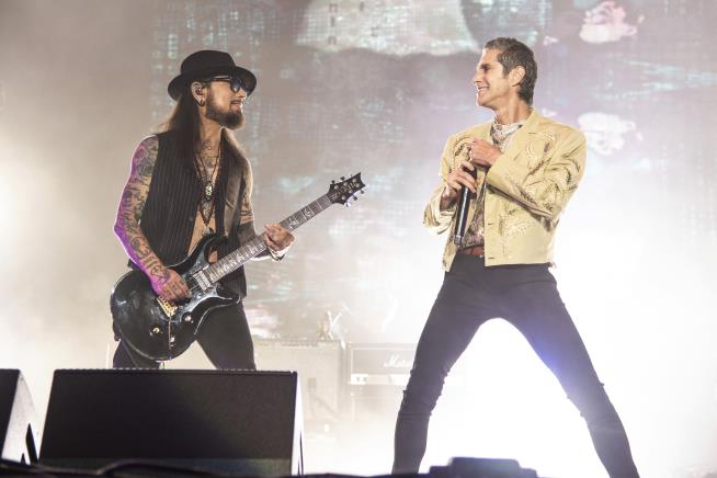 Jane's Addiction Singer Sorry for 'Inexcusable Behavior'