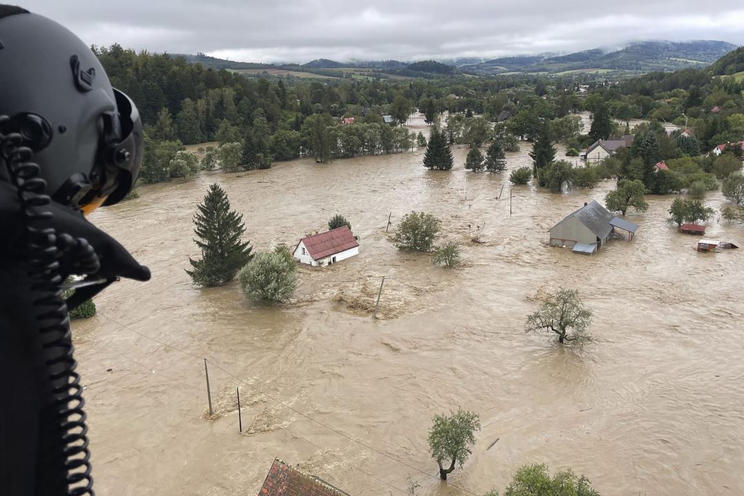 En cambio, se ordenó a los lugareños que salieran y se apresuraron a salvar su ciudad.