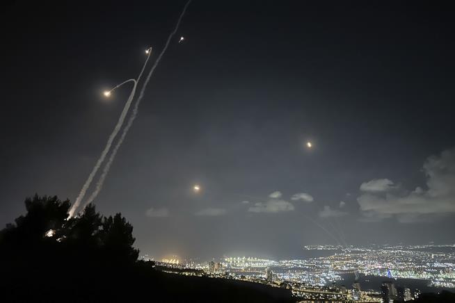 Israeli Air Strikes Kill Nearly 500 in Lebanon in One Day