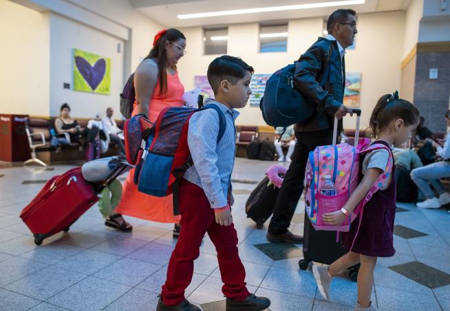 US to End Legal Status for Scores of Venezuelan Migrants