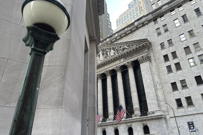 Stocks Drop as Treasury Yields, Oil Prices Climb