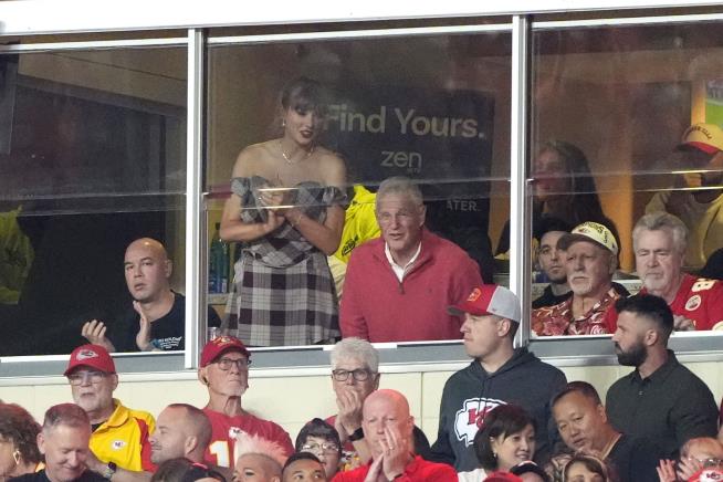 Taylor Swift, Travis Kelce Take In a Baseball Game