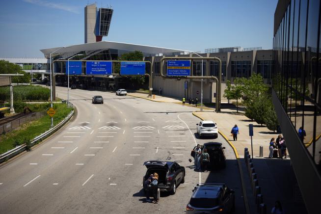 3 Minutes Is Enough Hugging, Airport Decides