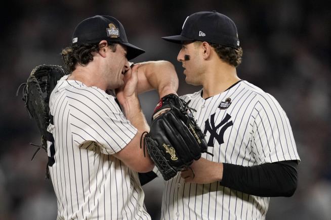 See the Fielding Gaffe That Doomed the Yankees