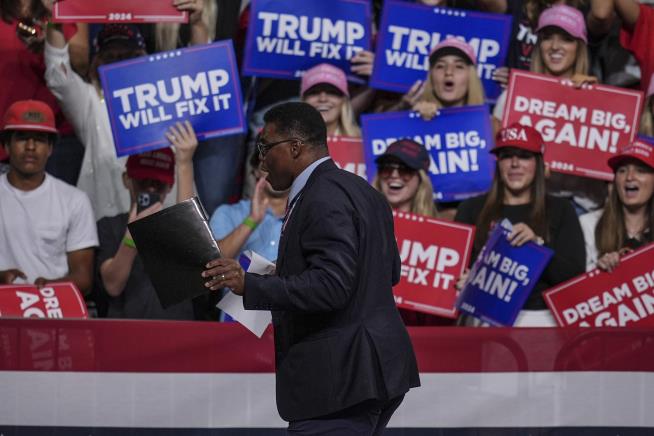 Trump Promises Defense Job to Herschel Walker at Rally