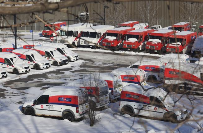 Canada Post Says Santa Won't Write Back This Year