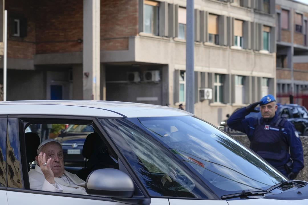 Pope Opens ‘Holy Door’ at Jail in Italy