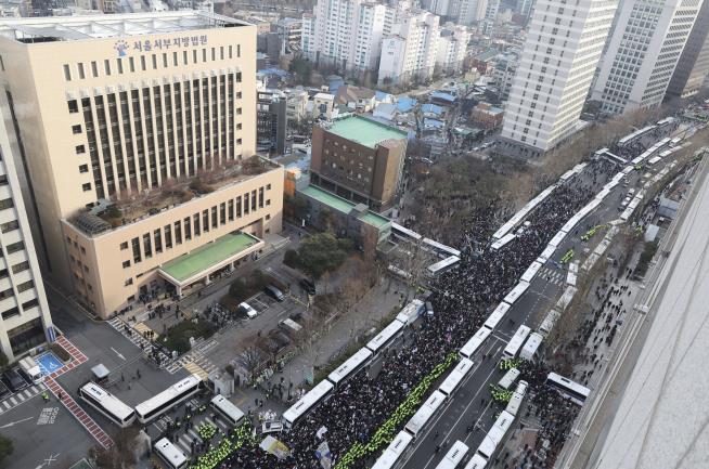 Thousands Rally at Court for President's Release