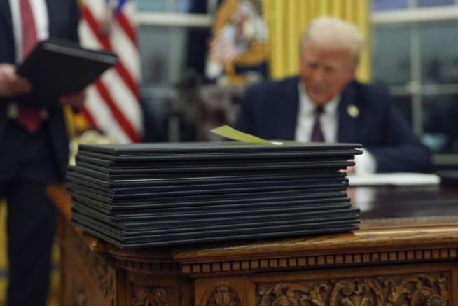 Trump Orders Federal Workers Back to the Office Full-Time