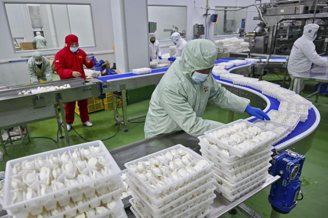 China's Manufacturing Slows Ahead of Lunar New Year Holidays