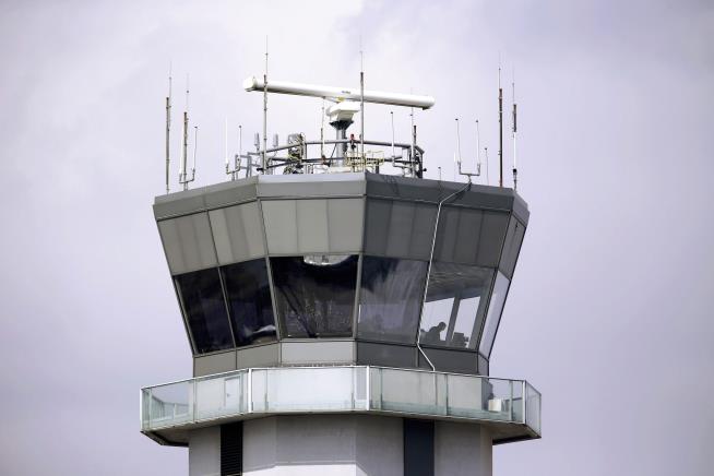 Pilots Abort Landing to Avoid Collision in Chicago