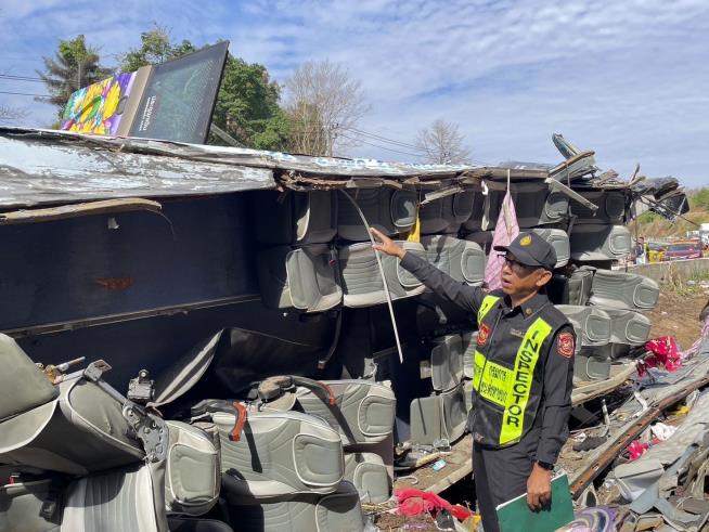 Bus Crash in Thailand Kills 18, Injures 31