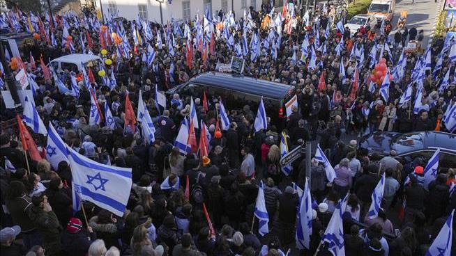 Israelis Line the Streets Holding Signs That Say 'Sorry'