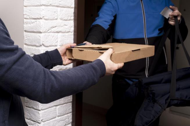 Cop Delivers Pizza After Delivery Driver Spots Huge Gator