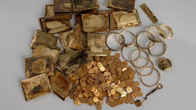 Hikers Find Jar Containing Hundreds of Gold Coins