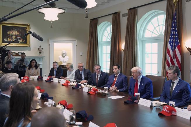 Trump Cabinet Meeting Was a Lovefest