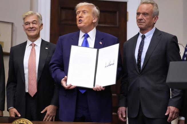 Trump Signs Executive Order on Drug Prices