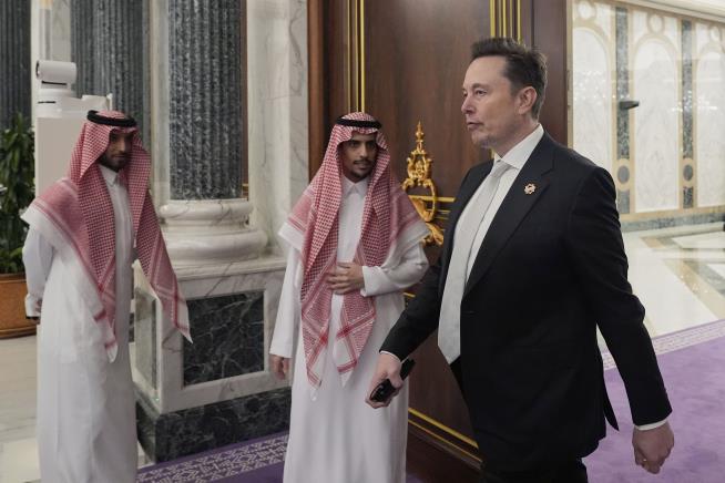 Trump Lunches With Saudis —and a Bunch of US Execs