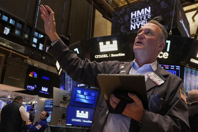 Stocks Rise After Mixed Reports on Economy