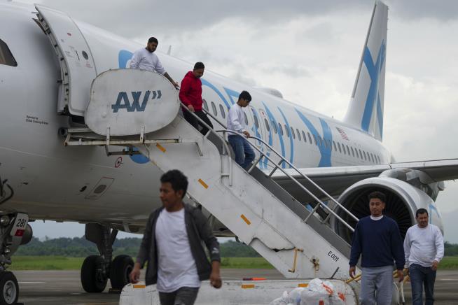 First US Charter Returns Migrants Who Volunteered